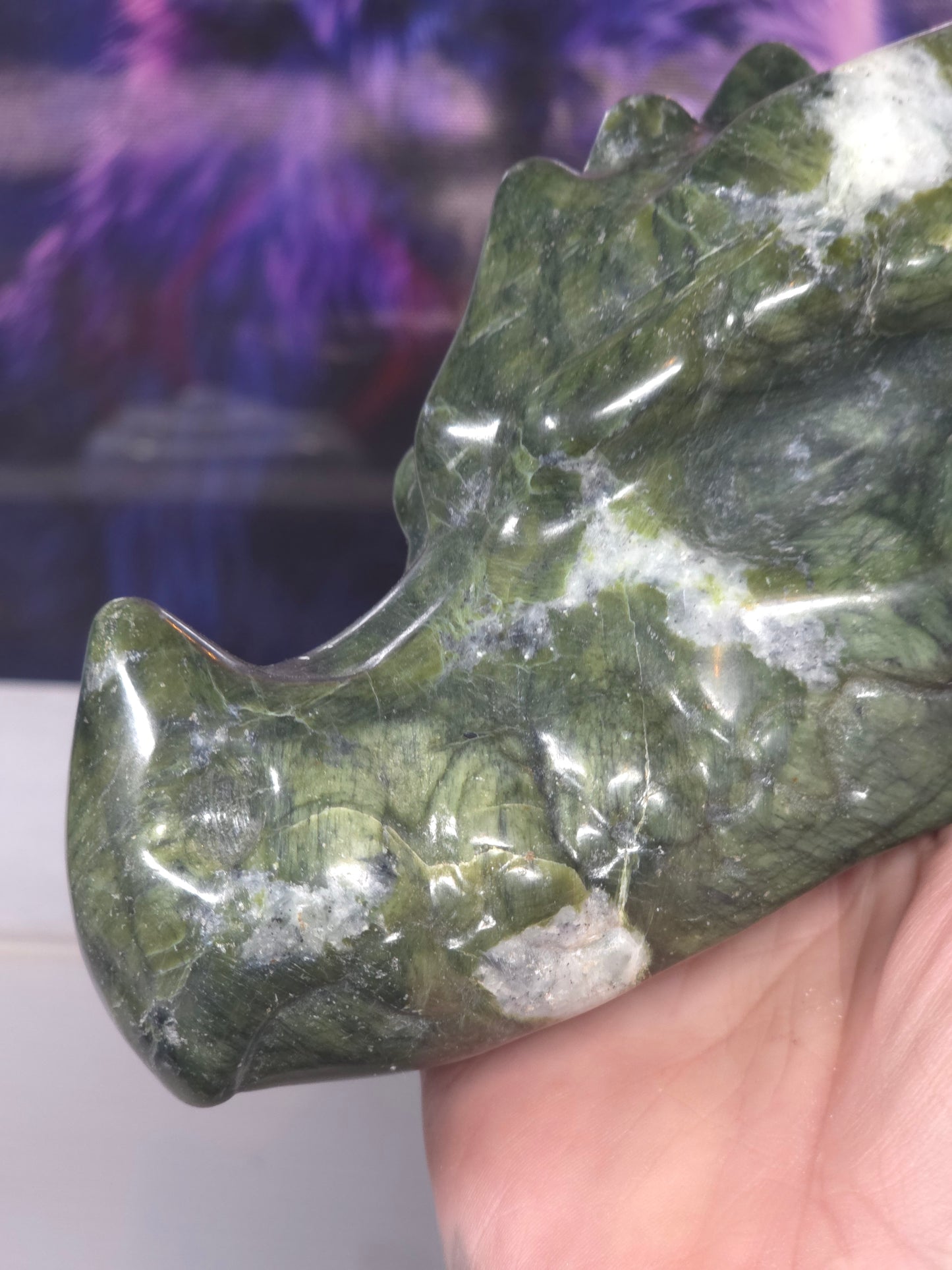 Serpentine jade dragons head 1kg