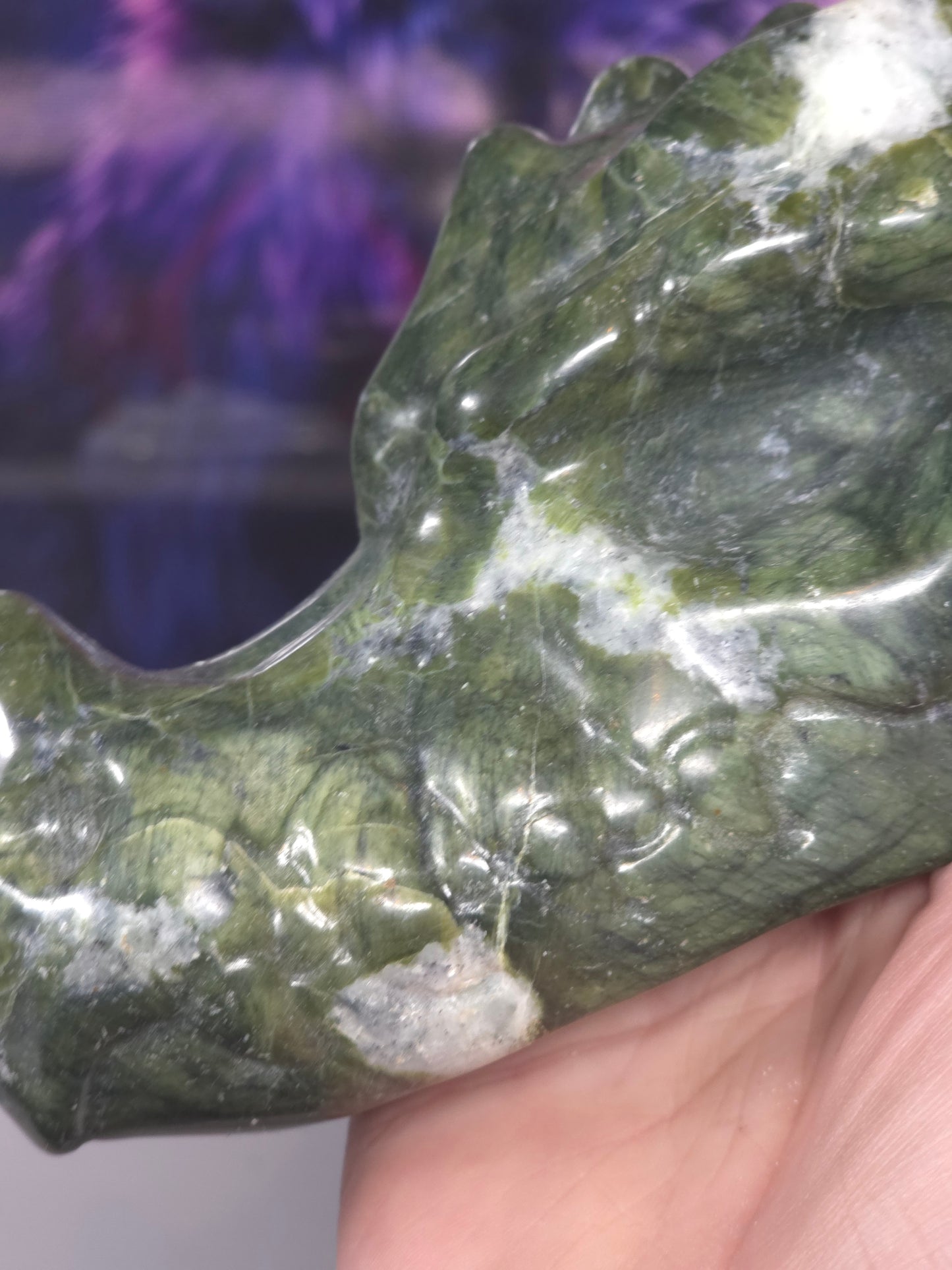 Serpentine jade dragons head 1kg